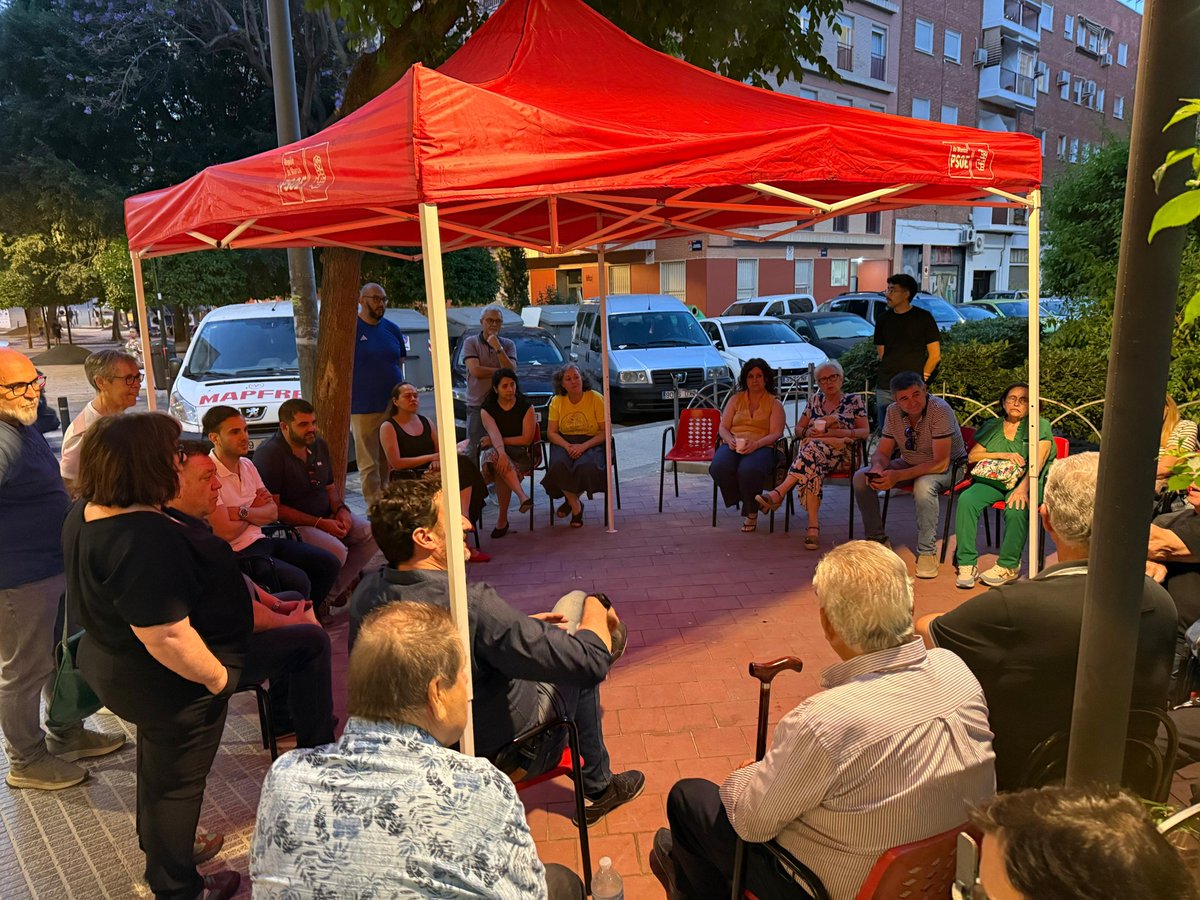 GinesRuizMacia's tweet photo. Hoy hemos estado visitando el Barrio del Carmen con vecinas, Ampas, Plataforma Pro Soterramiento, comerciantes...el Barrio es un lugar maravilloso para vivir, con algunos problemas que podemos solucionar, que no se merece la imagen que le están dando algunos interesadamente. https://t.co/MVJPt2Xp0r