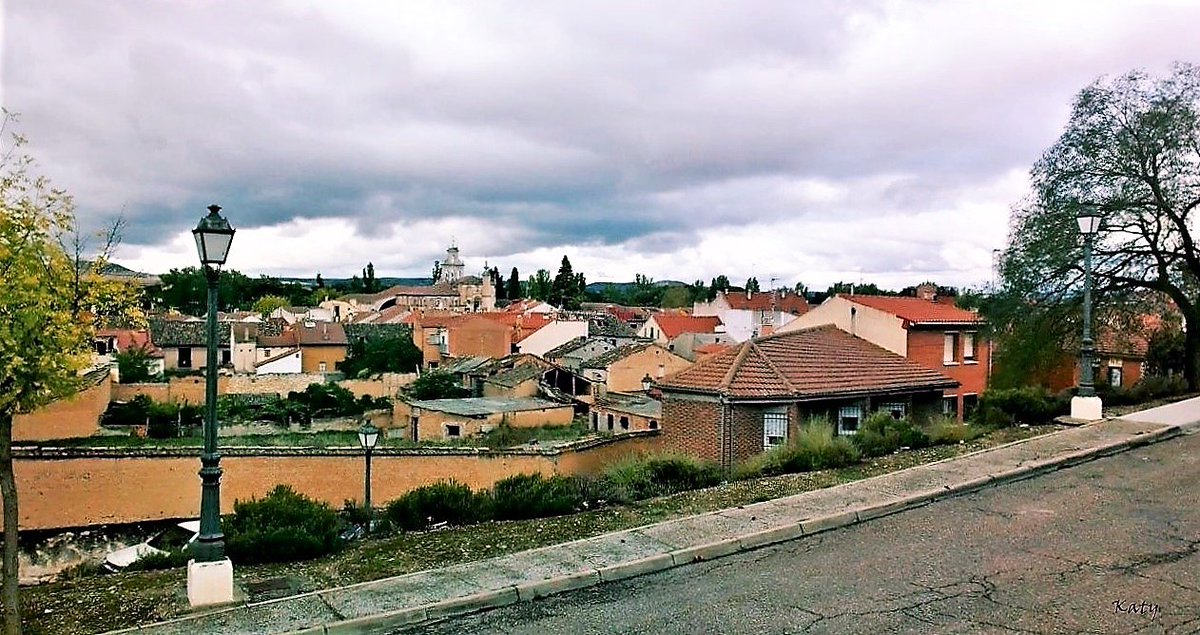 KatySnchez's tweet photo. Panorámica  de Peñafiel #farola #Peñafiel #Valladolid  #hacerfotos #cielo #nubes https://t.co/1ZtUN1jsI8