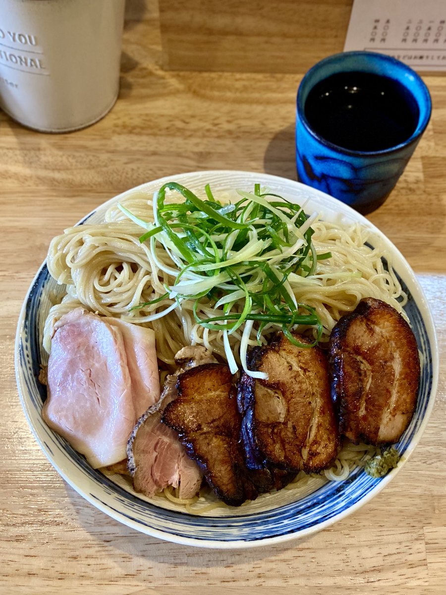 ramendaisukino1's tweet photo. 盛りの提供があると聞き😆

門真市『ラーメン哲長 』さん🍜

限定 盛り(200g)
肉増し
麺増量(300g)

つゆの追加が100円で可能と聞き500gいっちゃいました👍

盛り用の細麺は味、食感、喉越し良く、つるっと啜れて、みるみる麺が減っていきます‼️

肉増しモリモリで大正解でした💯

#ラーメン哲長
#門真 https://t.co/Ub40uFu1LQ