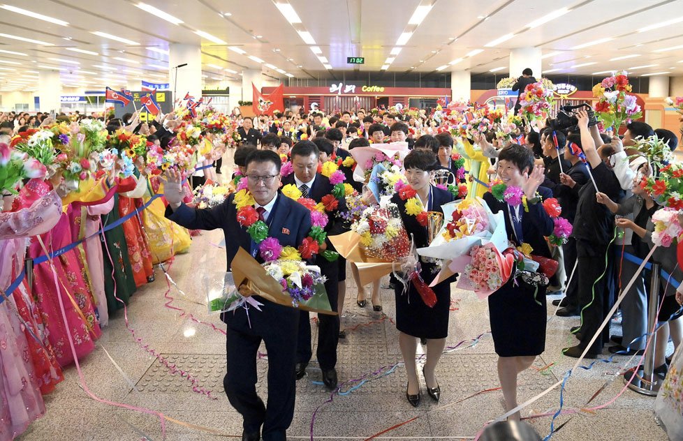 kimileyegenleri's tweet photo. Asya Kadınlar Şampiyonlar Ligi şampiyonu KDHC'li Naegohyang takımı, başkent Pyongyang'da çiçeklerle karşılandı.
DPRK Naegohyang team, champions of the Asian Women’s Champions League, were greeted with flowers in the capital, Pyongyang. #awcl #AWCLFinal https://t.co/JDfdnWv6G1