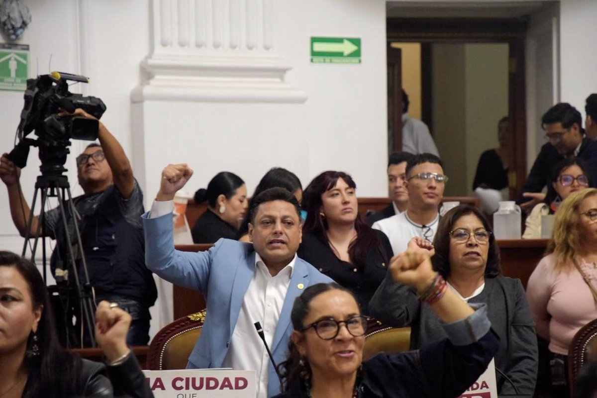 IsraelMorenoVC's tweet photo. En el @Congreso_CdMex dimos un paso histórico al fortalecer el Sistema Público de Cuidados, una causa que pone en el centro la dignidad, el bienestar y la justicia social para miles de familias capitalinas.
Desde el trabajo legislativo y coordinado, seguimos construyendo políticas públicas que permitan que ninguna mujer, madre, hija o persona cuidadora tenga que renunciar a su proyecto de vida por cuidar de los demás.
Las #UTOPÍAS y el Sistema de Cuidados representan un compromiso real con quienes sostienen todos los días a nuestras comunidades.
Seguiremos legislando con responsabilidad, sensibilidad y visión social para transformar la vida de nuestra gente. 
#IMR #CongresoCDMX #SistemaDeCuidados #TrabajoLegislativo #CapitalDeLaTransformación #CiudadDeMéxico