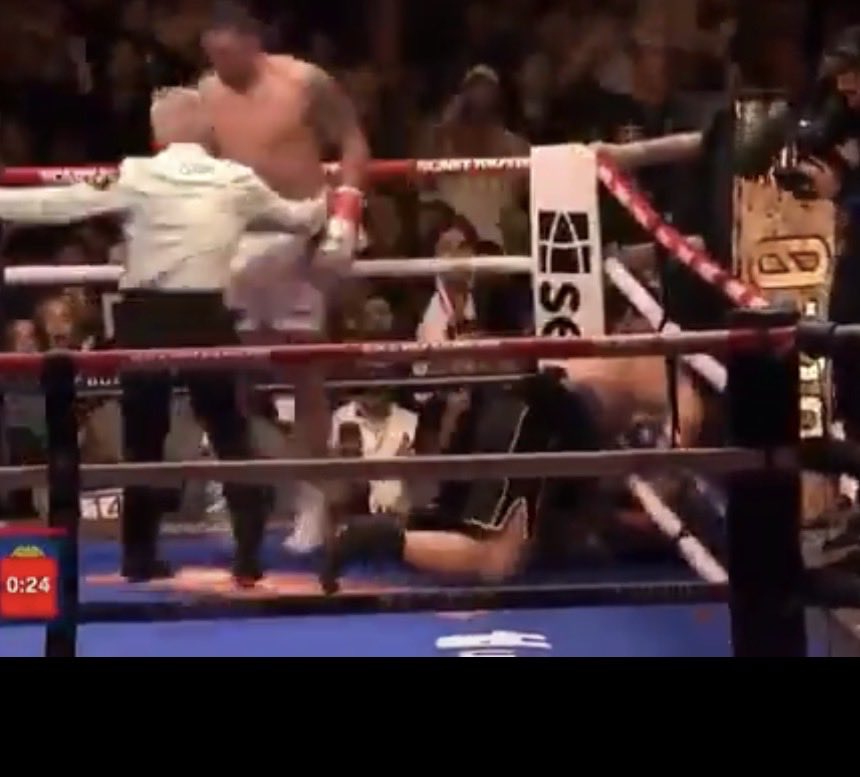 Maarten0032's tweet photo. @Sourceofboxing Verhoeven die de scorekaarten aan het lezen is. https://t.co/PNBscw8oQ9