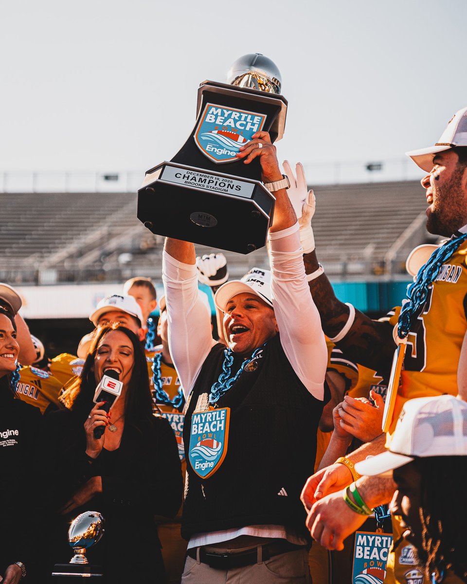 WMU_Football's tweet photo. YEAR OF THE BRONCO 🐎

You better believe we're itching to go out and defend some hardware 🏆

#EAT | #GRIT https://t.co/pcAgMEwlaI