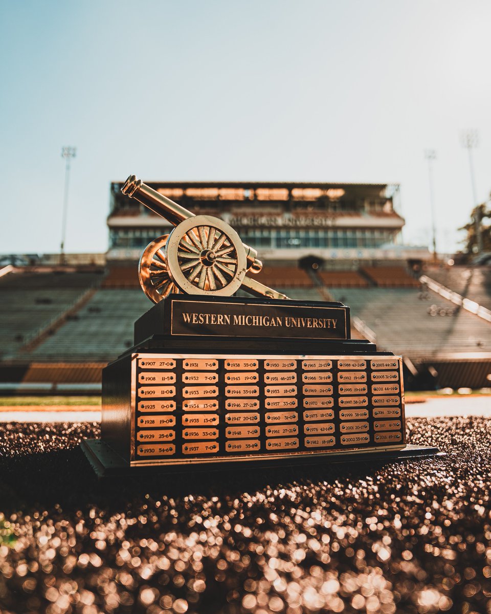 WMU_Football's tweet photo. YEAR OF THE BRONCO 🐎

You better believe we're itching to go out and defend some hardware 🏆

#EAT | #GRIT https://t.co/pcAgMEwlaI