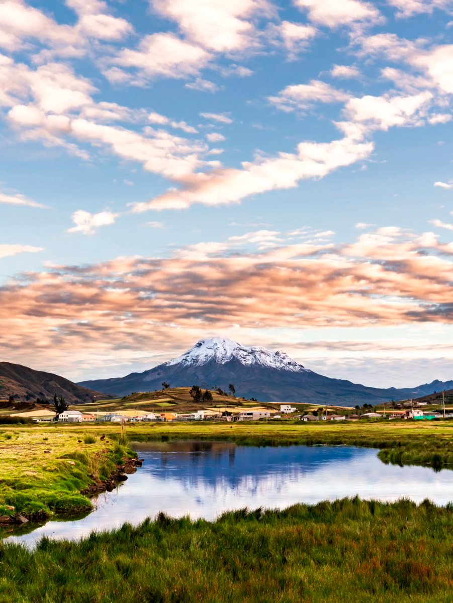 RiobambaBot's tweet photo. ★ Con la majestuosidad del Volcán Chimborazo y la tranquilidad de la Laguna de Colta, Ecuador se siente más mágico que nunca. 🗻❤ 🇪🇨 📸: Espectacular fotograría de Carlos Aguilar Moncayo. https://t.co/IlujDgdne7