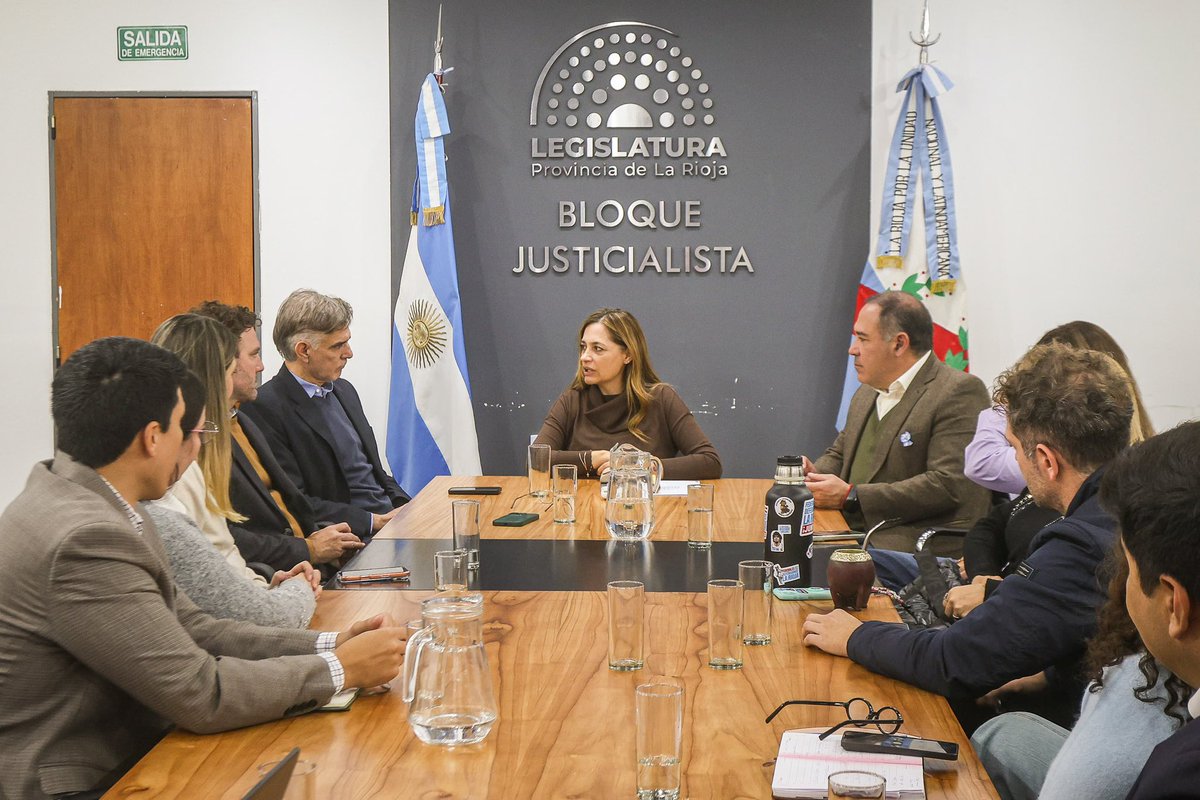 TeresitaMadera's tweet photo. La Rioja comienza a implementar el programa MUNA, impulsado junto a @UNICEFargentina y @DefensoriaNNyA 
una iniciativa que busca fortalecer el trabajo territorial y las políticas públicas destinadas a niñas, niños y adolescentes.

En este contexto, junto a diputadas y diputados recibimos en nuestra Legislatura a representantes de la Defensoría Nacional de Niñas, Niños y Adolescentes y de la Secretaría de Inclusión y Desarrollo Social de la Provincia, para compartir una importante jornada de trabajo orientada a fortalecer estrategias y normativas que garanticen más derechos, cuidado y protección integral.