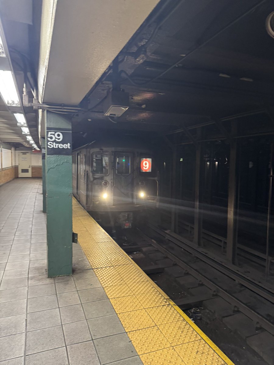 asprad8's tweet photo. caught this 9 train home last night 
#resurrectthe9trainfortheknicks https://t.co/4cD2xoxFJb