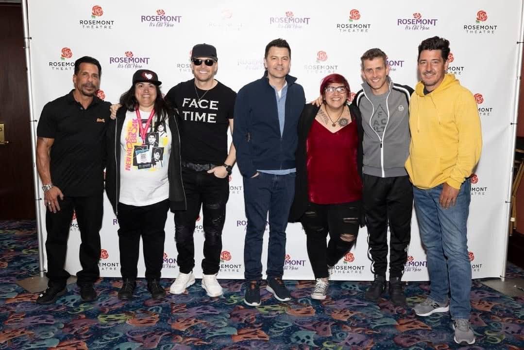 Elisa_G_Gomez's tweet photo. @JulieanneRizzo @AnitaGillette1 @CaraDav82528933 @CNoelBHminion78 @DDUBGIRL69 @MicheleLinnToms @jennyraej1979 @lovenkotb4life9 @UniqueNatasha08 @DonnieWahlberg @DonnieMaggie @JordanxNKOTB @KaileyLlewelly1 @Sahshawood_bh4 @Donniegirl151 @ChristiSch1984 @axl82403845 @TammieWalk63194 @butterflyama @1_SassyAngel @WendyCoulson9 @blockhead_ali @MargaretTallma1 @JennyMcCarthy @BrendaMoen1 @Ruth_A_Day @Renee_Houston06 @joeymcintyre @SammyGambrill @AFVofficial @amandadannygirl @dannywood @TiffanyHarpole1 @Donniegirl53 I can’t believe it’s been three years since I met these five guys at Blockcon it brings back so many memories. I will always treasure these memories forever. #blockcon #nkotbblockcon #memoriesforever 🤖💛💙🧡💚❤️💫♾️✨ https://t.co/fbZhC4tO1L
