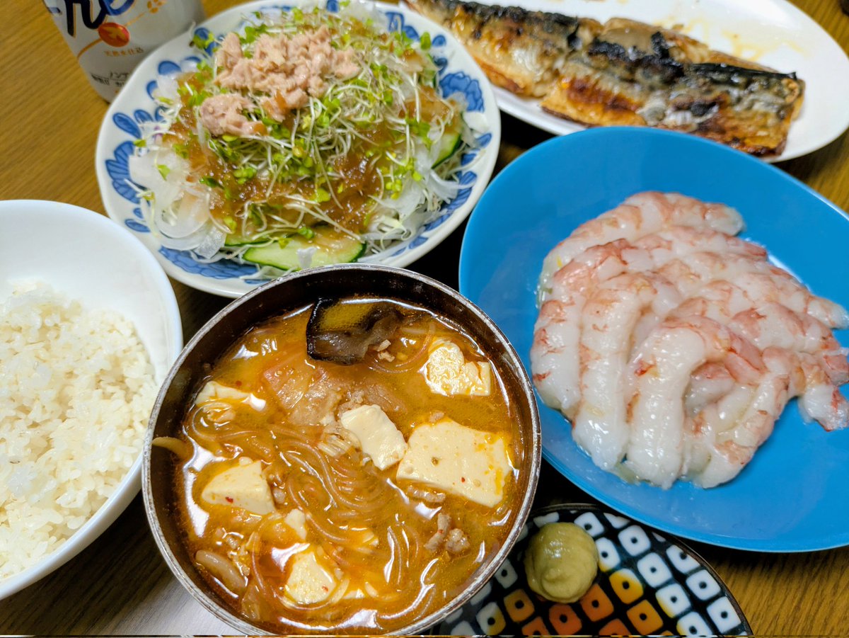 rokka415's tweet photo. 晩御飯〜辛味噌春雨スープ、赤海老の刺身🦐、ツナと新玉ねぎのサラダ🥗
#晩ごはん #おうちごはん https://t.co/bk5c2kkSeC
