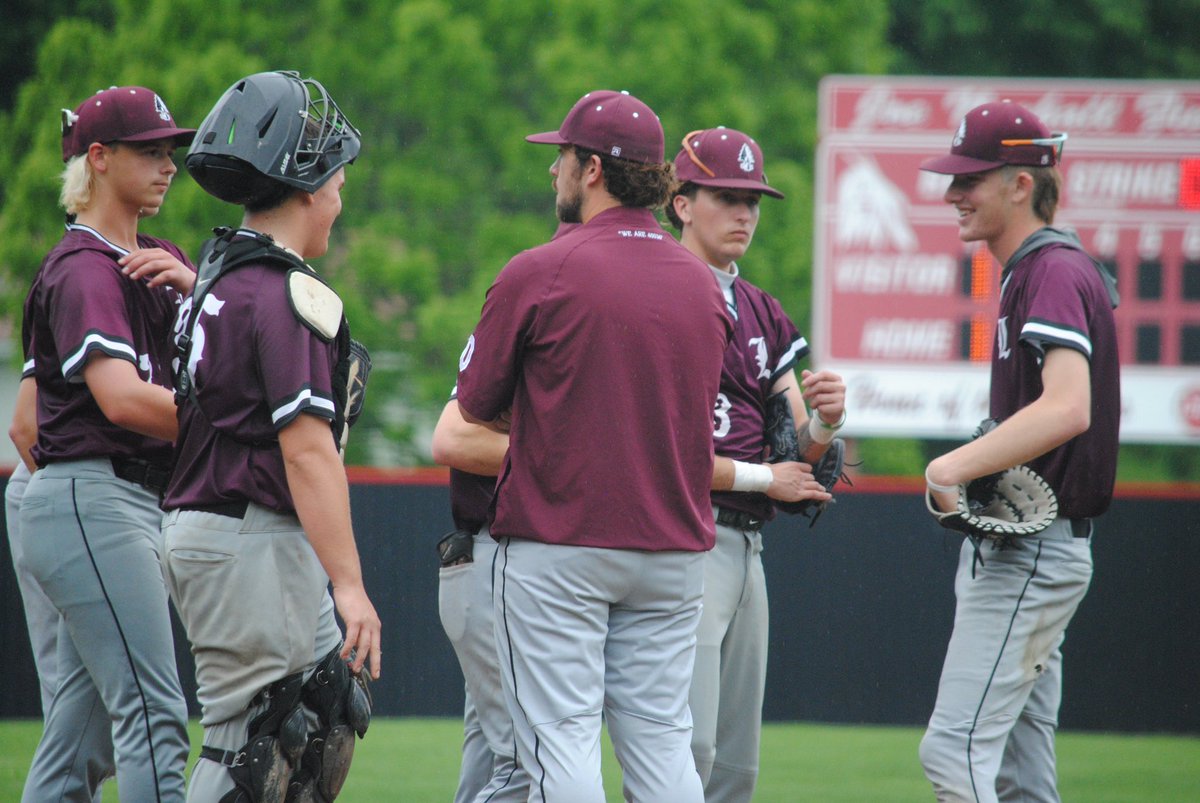 TheReportOhio's tweet photo. Beckett Clemmons and Justin Hembree each lace two-RBI base knocks and Fairfield leads Lebanon 6-1 heading into the top of three @fairfield_tribe @LebanonBase https://t.co/WewL08UITF