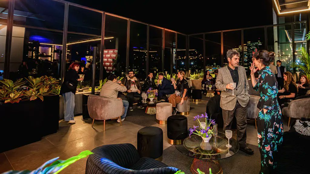 RevistaMyD's tweet photo. Santiago se consolida como la #capital culinaria de #Sudamérica. La zona oriente vive una #renovación inédita: dos centros comerciales #transformaron sus espacios en #polos gastronómicos donde las #compras se mezclan con #experiencias sensoriales completas https://t.co/kC0UIodEzQ https://t.co/SUoX3lTLi3