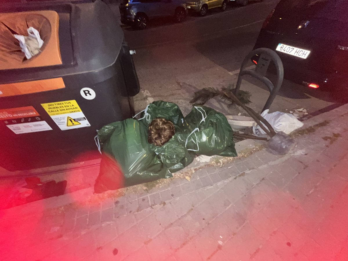 SATINE_jpeg's tweet photo. Bueno hoy por fin he tirado todo mi drag a la basura, ya que hace un año que lo dejé y no planeo volver

Sólo os pido que si vais a robarme la peluca, sed listas. Lavadla, dadle otro peinado, pero no os la pongais tal cual tías cerdas https://t.co/FZlgXFFuOj