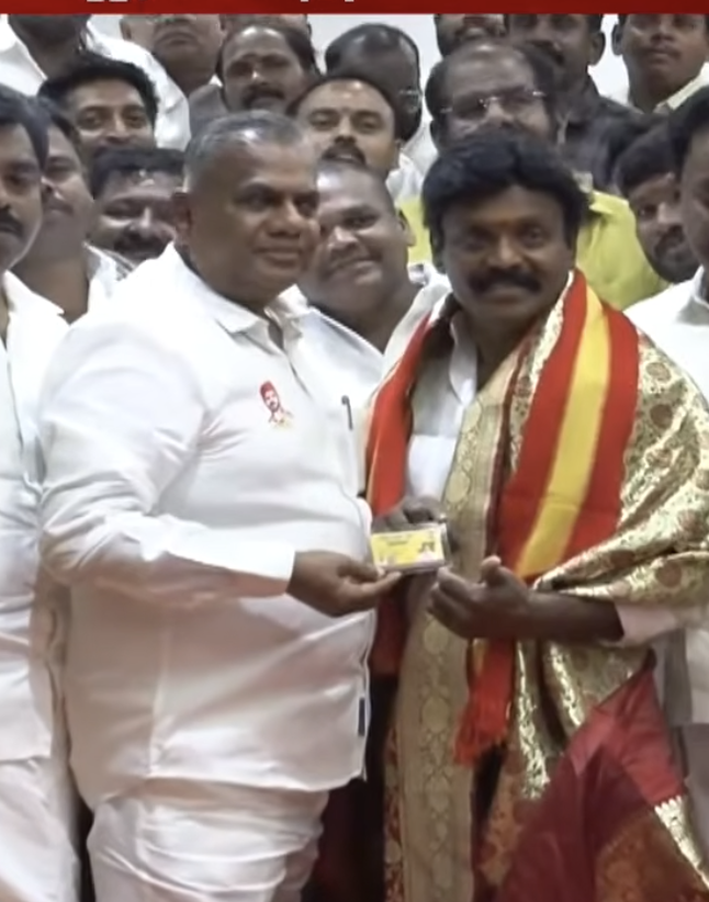 TVKAmbai225's tweet photo. வாங்கய்யா! வாத்தியார் அய்யா... வாத்தியாரின் வழிநடப்பவரே...
வரவேற்க..வந்தோம் அய்யா...
வந்தது.. நல்ல இடம்... இனி இந்த நாடே உம்மை போற்றும் அய்யா...
உங்களின் மக்கள் பணி, இனி தமிழக வெற்றிக்கழகத்தின் பணி...
சிறப்பாக செய்வோம்! இந்நாட்டை செம்மைப் படுத்துவோம்! 
@TVKVijayHQ @BussyAnand https://t.co/OXSbvdEkeT