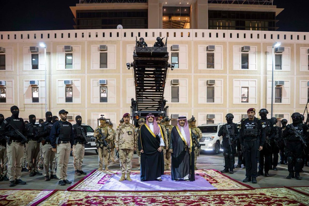 alsaud1ksa's tweet photo. الأمير عبدالعزيز بن سعود بن نايف وزير الداخلية
 رئيس لجنة الحج العليا يتفقد قوات الأمن الخاصة. https://t.co/Cy6gpGbPn5