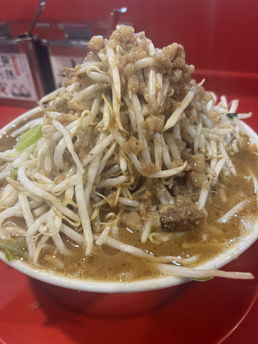 zender211's tweet photo. 我道家 総本店
我二郎(がじろう)300g、全部多め
豚骨、肉の旨みあふれる濃密スープ。
ギンッギンにきいた醤油。
香ばしい背脂。ヤサイなんぼでも食べれる。
ヤサイ下には、大量のチャーシューが。
高温で茹でられたムチムチの歴史麺。
ラーメン酢で、しょっぱ旨スープが激変。
ごちそうさまでした！ https://t.co/pOAigOrpn7