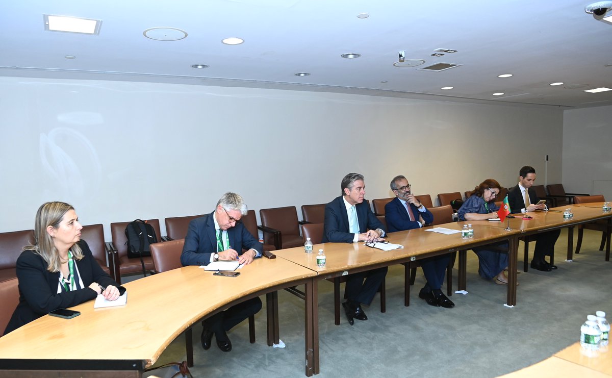 AzerbaijanMFA's tweet photo. Foreign Minister of the Republic of Azerbaijan 🇦🇿 @Bayramov_Jeyhun met with Minister of State and Foreign Minister of the Portuguese Republic 🇵🇹 @PauloRangel_PT during his working visit to New York.

The Ministers discussed the current state and future prospects of Azerbaijan–Portugal bilateral relations, including political dialogue, economic and humanitarian cooperation, and other issues of mutual interest.

@nestrangeiro_pt