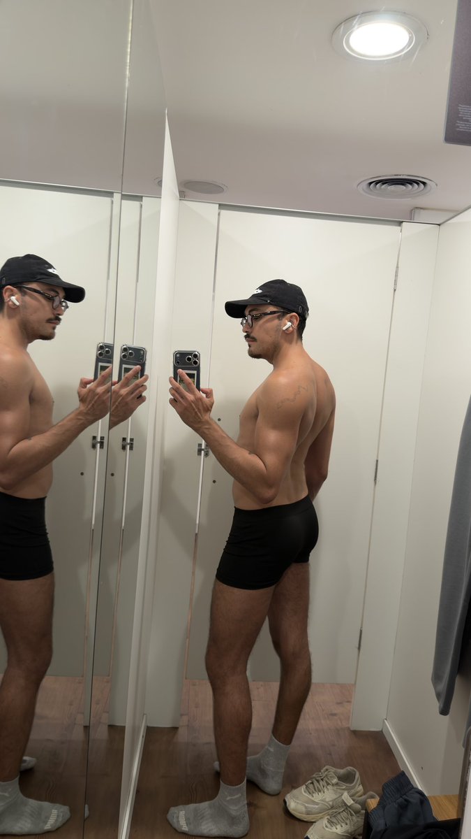 teusandrades's tweet photo. no provador da cea atrás de consumir fast fashion mas as modelagens tudo horríveis https://t.co/FnDIsqOCeC