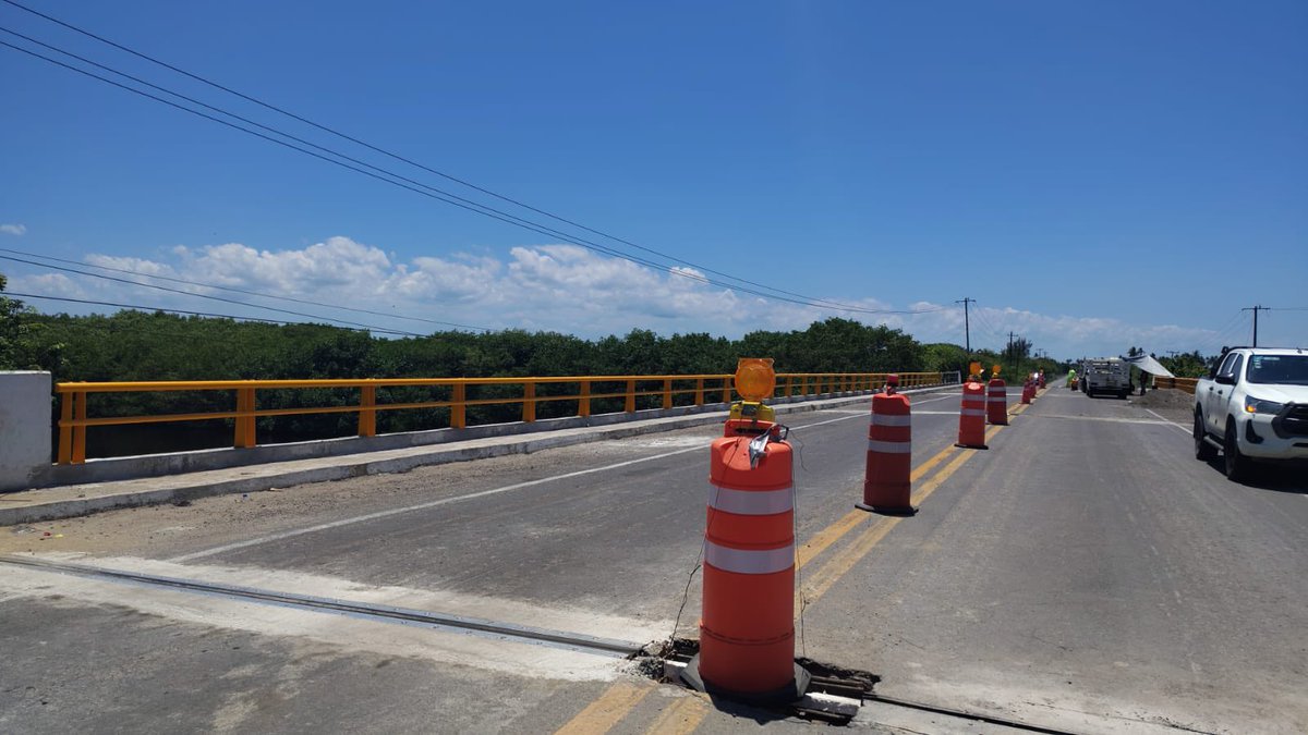 SICT_Veracruz's tweet photo. 🚧 Trabajamos en la conservación periódica de puentes en la Red Federal Libre de Peaje de Veracruz.

🌉 Como parte de los puentes que son intervenidos, destacan acciones en la carretera Poza Rica–Veracruz, tramo Poza Rica–Nautla.

🛣️ Las acciones contribuyen a fortalecer la seguridad y conectividad para las y los usuarios.

✅ Infraestructura en mejores condiciones para un tránsito más seguro y eficiente.

#ConservaciónCarretera