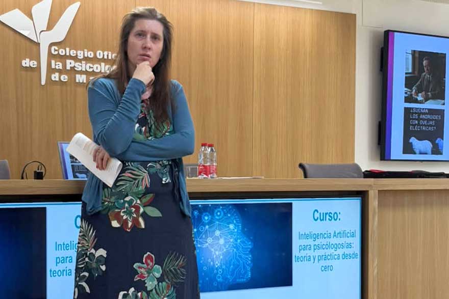 CentroGamez's tweet photo. El Blog del Centro de Psicología Aplicada se hace eco del curso sobre IA para psicólogos clínicos impartido el pasado martes por Maribel Gámez en el COP Madrid
https://t.co/fU3xbNUa75 https://t.co/UkG0nzwxgy