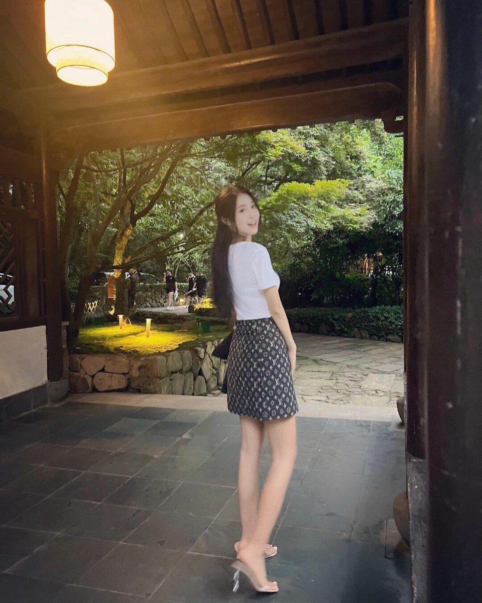 su88_ping's tweet photo. My eyes, my smile, or my hair… what caught your attention first? https://t.co/kcokXPjppa