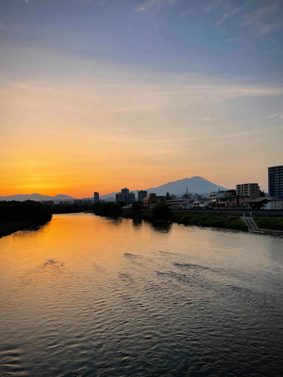 iwachu_staff's tweet photo. 明治橋からの岩手山です。

日中もさることながら夕景は思わず見惚れてしまう美しさです🌆

#岩鋳 #iwachu 
#南部鉄器 #盛岡 
#岩手山 https://t.co/JZhHLK28W5