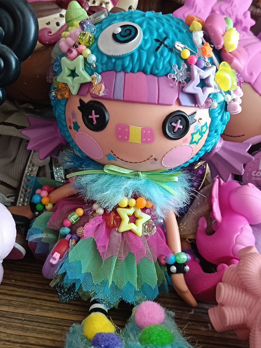 DoeDoodles_'s tweet photo. So her accessories fell off but I did reattach them and added more on her haha
#dollooak #dollcustom #lalaloopsy https://t.co/UIF3hqyJlx