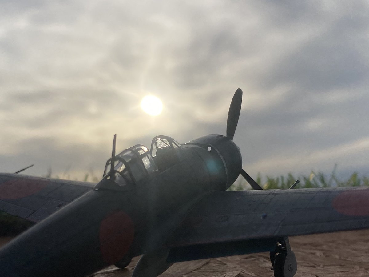 Mk3Sage's tweet photo. ファインモールド 1/72 帝国海軍　零式艦上戦闘機　五二型(三菱製初期型)
多色成形でお気楽な感じで行けるかと思ったら、超本格派だった。
部品細かくて折ったり飛ばしたり。　
エンジン周りの組み立て、めっちゃ難しかった。
アラは見えない様に撮影。 https://t.co/gtoCwk8iIz