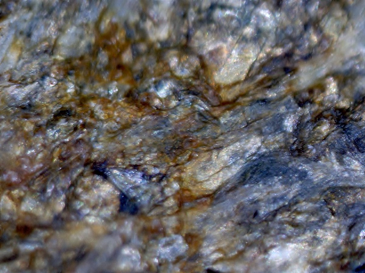 KolTolspmin's tweet photo. Suhailite
Fuengilora, Andalusia, Spain
FOV(1枚目) 1.5cm

金色に見える部分がSuhailiteであり、拡大してみると、小さな雲母であることがわかります。全体的に伴っているため、標本自体がキラキラして見えます。アンモニウムを主成分とする雲母は本鉱と砥部雲母の2種類が知られています。 https://t.co/x6pUocApUO