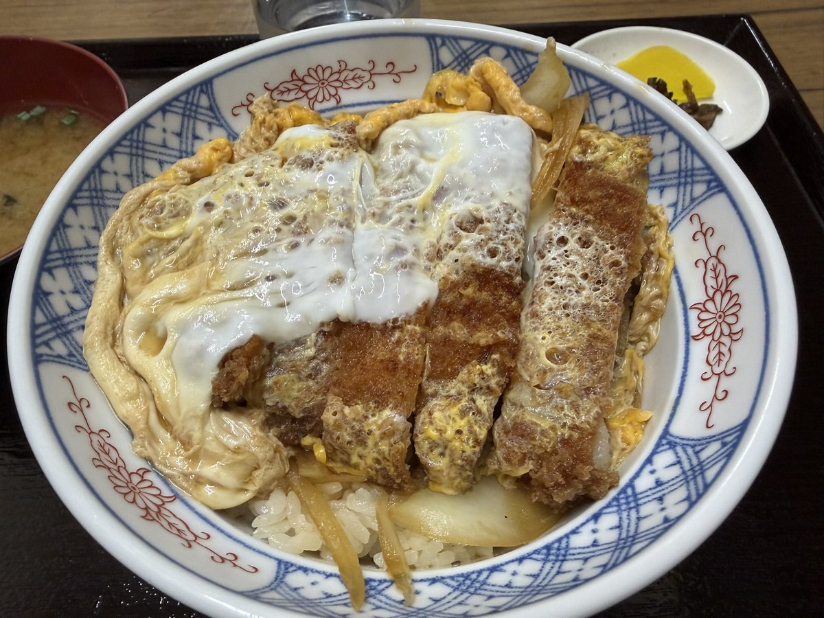 sekkatio's tweet photo. 今日のビシ飯🍽️
会社近くの東麻布商店街の
レトロなそば屋で【カツ丼】
甘辛な出汁と卵が最高！ https://t.co/rDIlfFCzo3