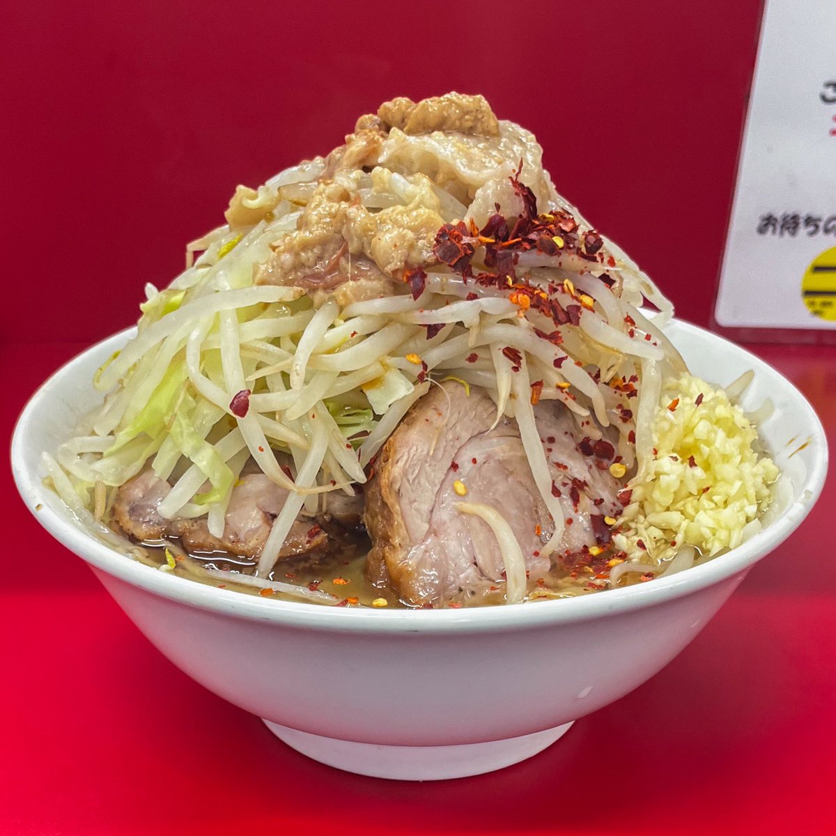Ramen_Tantanmen's tweet photo. ラーメン二郎神田神保町店
ラーメン麺半Auto

超腹パンです🍞やばいです😅なんで隣りの麺少なめより見た目多く見えるんですか？そうですか錯覚ですか…
でも麺半ってブタが平らにペタッと置かれてるもんですが今日は立ってますよ
え？気のせい？そうですか…
お味はいつものブレない美味さで大満足です https://t.co/3C5PWEevzX