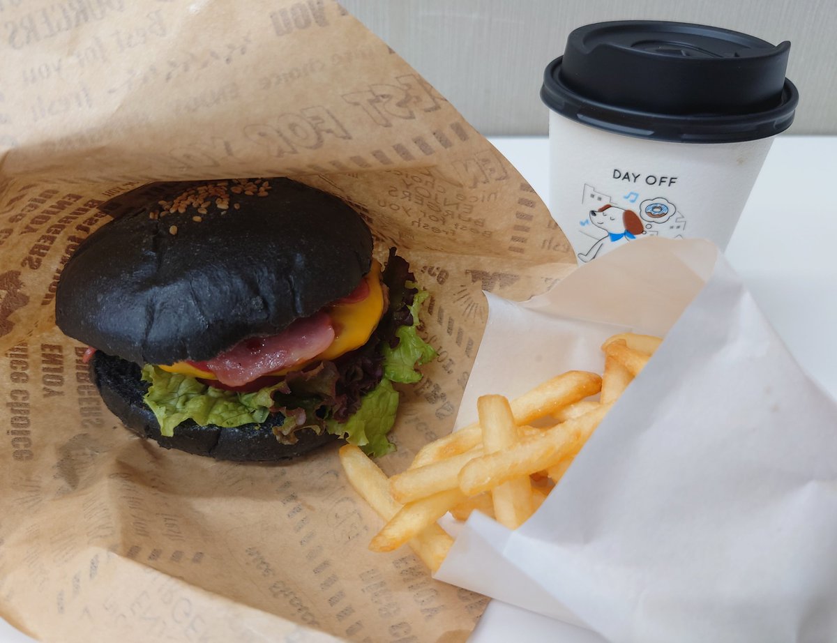 k160758's tweet photo. cafe あんさんぶる ベーコンチーズバーガー　黒いぜ https://t.co/RF896kGOFc