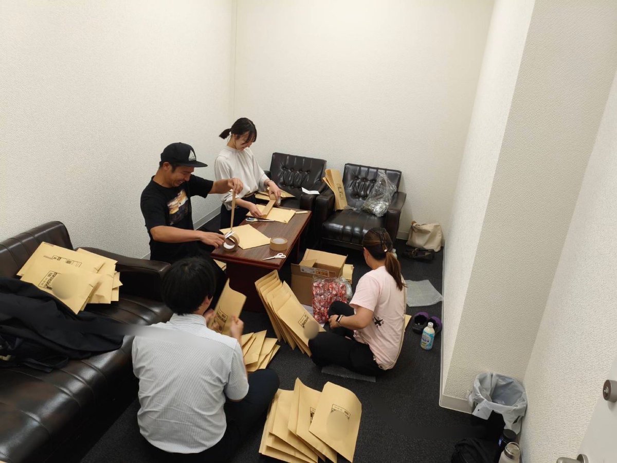 DOM_ANNAKA's tweet photo. お久しぶりです！🔥

たくさんの事後物販のご注文、本当にありがとうございました！🙇‍♂️
昨日は実行委員会一同で、ひとつひとつ心を込めて梱包作業を行いました📦

近日発送予定となっておりますので、
到着まで楽しみにお待ちください！
届いたらぜひ #DOMANNAKA でお写真や感想もお待ちしてます✨ https://t.co/aoRf2ZuV7o