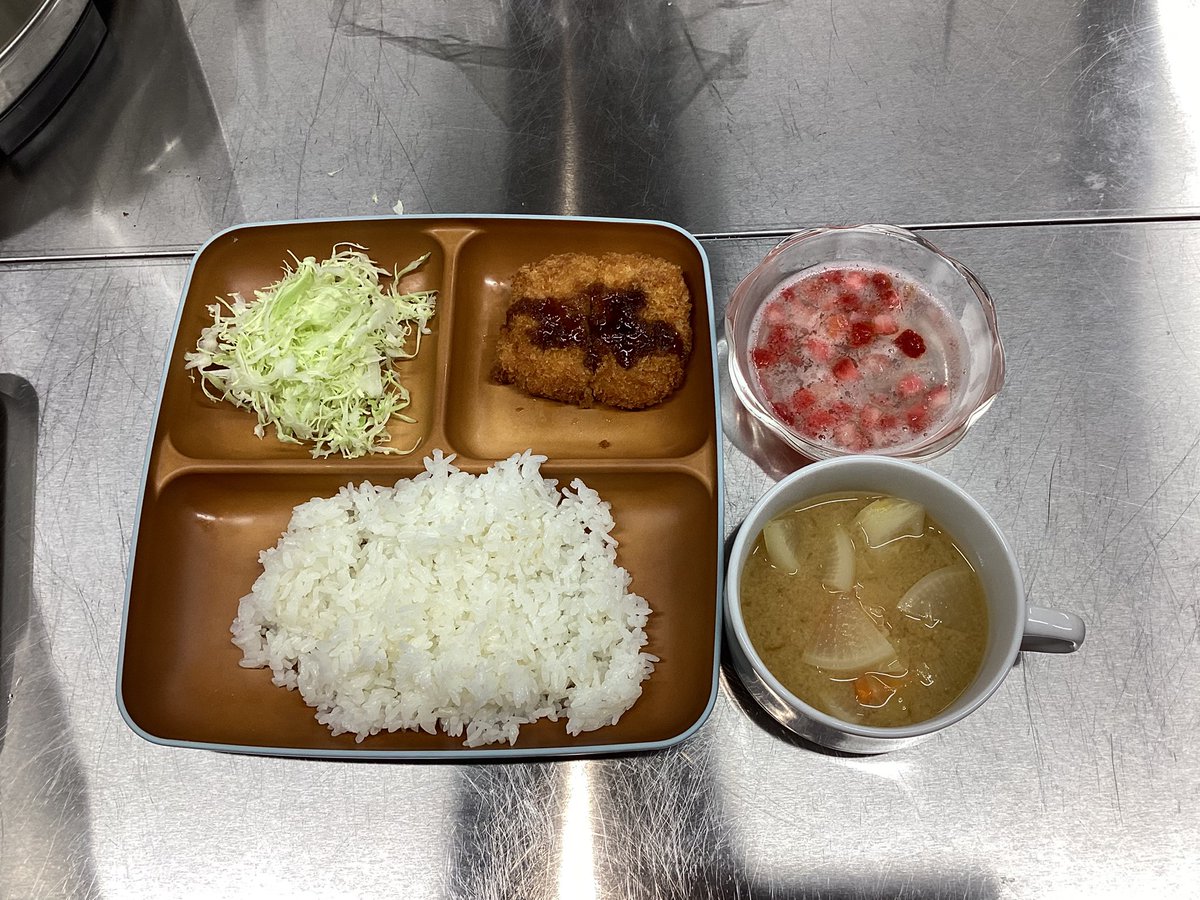 REVISION0911's tweet photo. \Re:vision 本日の給食紹介/

🍚ごはん
🥕具沢山みそ汁
🐟白身魚のフライ
🥬キャベツ
🍓いちごゼリー

今日も美味しくいただきます♪

#フリースクール #フリースクール立川 #給食 https://t.co/13ZdmEGTOb