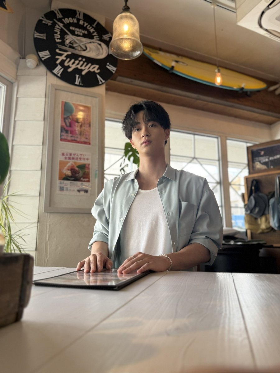 kouta_n_staff's tweet photo. #野村康太 1stフォトブック「#隣の君」発売まで1ヶ月を切りましたね！🏃

お昼ごはんを注文して待っているとき、隠し撮りしてたらこの表情です😗

そんな素の野村康太が楽しめる「隣の君」
FC特典&amp;K-SHOP特典付きはこちらからチェックしてみてください✨
▼▼▼
https://t.co/3gIAzqImuF https://t.co/tz261sD5Vu