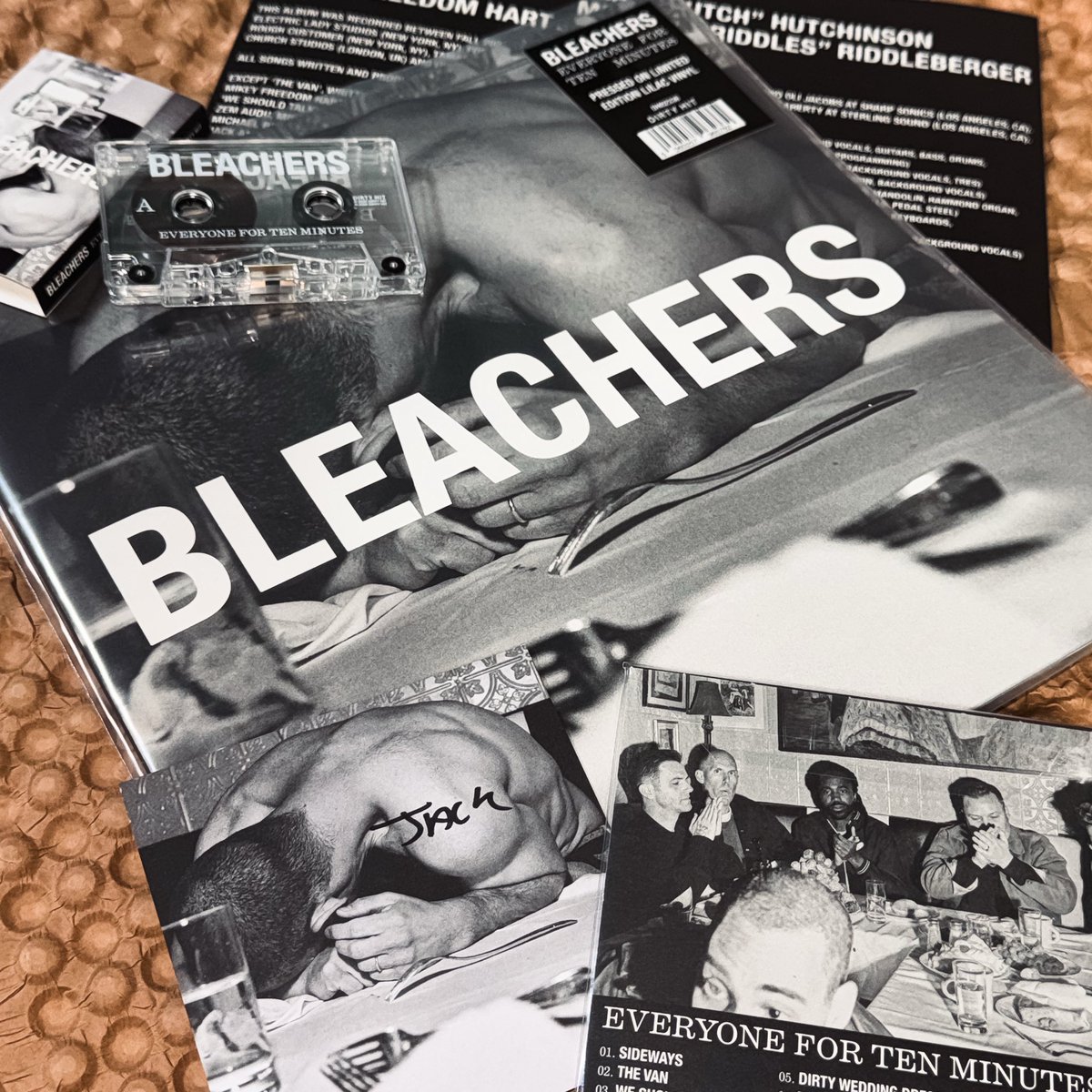 imano_geek's tweet photo. happy new bleachers album week https://t.co/aM2m0wY420