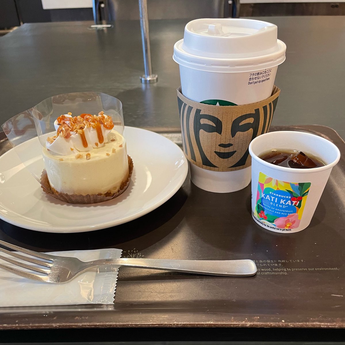 WJtoik's tweet photo. スタバで今日から販売開始のバナナ&amp;キャラメルケーキを頂きました♪
中のキャラメルソースがいい感じ😋
ちっちゃいカップは、試飲のKATI KATI BLEND🤭 https://t.co/wJdeEmbjii