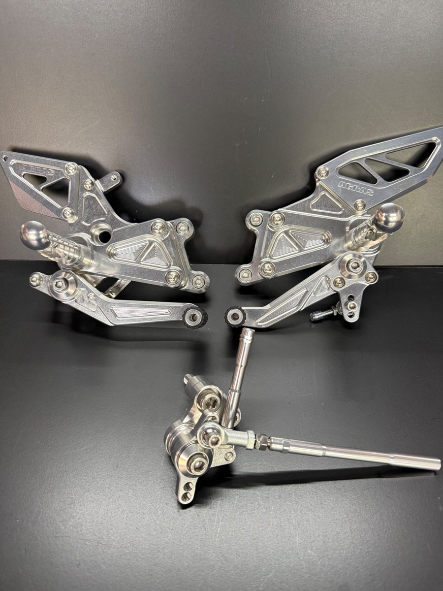 agras_agras's tweet photo. アグラス製CBR600RR 2020年- 4ポジションバックステップ（312-187-000）ステップバーSTDに変更

2020年以降のCBR600RR（2BL-PC40）クイックシフター車に対応。逆チェンジには別途150㎜のチェンジロッドが必要になります。
ポジションは4つの調整が可能でUPポジションが20㎜/30㎜BACKは10㎜/20㎜で最適なライディングポジションを実現します。
このバックステップで、限りないライディングの可能性を探求しましょう。新たな魅力やハイパフォーマンスを手に入れ、バイクライフをさらに充実させること間違いなしです。

#AGRAS
#アグラス
#CBR600RR
#バックステップ
#ホンダ
#2BLPC40
#HONDA
#8BLPC40
#4ポジション
#カスタムパーツ
#カスタムバイク
#アグラスカラミーショップ