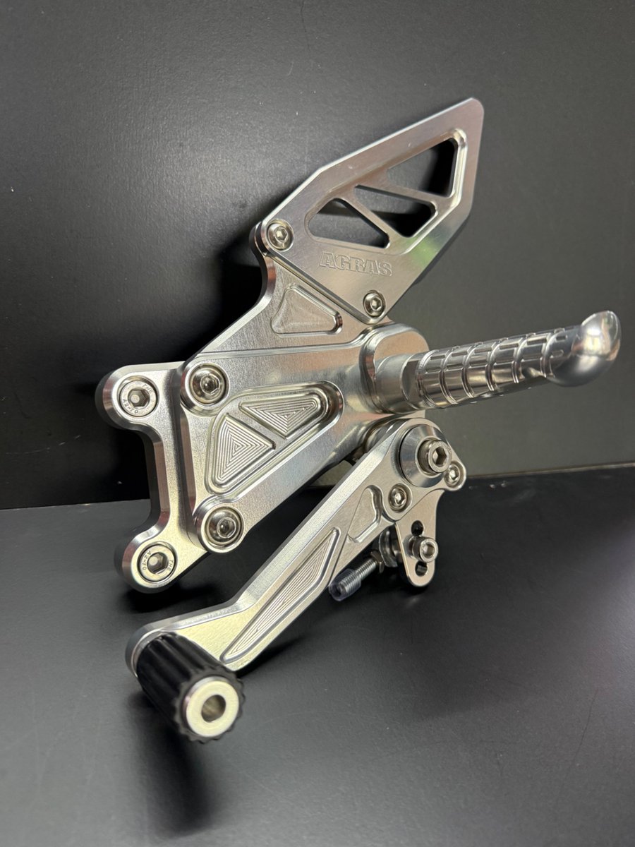 agras_agras's tweet photo. アグラス製CBR600RR 2020年- 4ポジションバックステップ（312-187-000）ステップバーSTDに変更

2020年以降のCBR600RR（2BL-PC40）クイックシフター車に対応。逆チェンジには別途150㎜のチェンジロッドが必要になります。
ポジションは4つの調整が可能でUPポジションが20㎜/30㎜BACKは10㎜/20㎜で最適なライディングポジションを実現します。
このバックステップで、限りないライディングの可能性を探求しましょう。新たな魅力やハイパフォーマンスを手に入れ、バイクライフをさらに充実させること間違いなしです。

#AGRAS
#アグラス
#CBR600RR
#バックステップ
#ホンダ
#2BLPC40
#HONDA
#8BLPC40
#4ポジション
#カスタムパーツ
#カスタムバイク
#アグラスカラミーショップ
