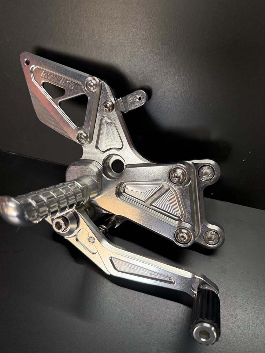 agras_agras's tweet photo. アグラス製CBR600RR 2020年- 4ポジションバックステップ（312-187-000）ステップバーSTDに変更

2020年以降のCBR600RR（2BL-PC40）クイックシフター車に対応。逆チェンジには別途150㎜のチェンジロッドが必要になります。
ポジションは4つの調整が可能でUPポジションが20㎜/30㎜BACKは10㎜/20㎜で最適なライディングポジションを実現します。
このバックステップで、限りないライディングの可能性を探求しましょう。新たな魅力やハイパフォーマンスを手に入れ、バイクライフをさらに充実させること間違いなしです。

#AGRAS
#アグラス
#CBR600RR
#バックステップ
#ホンダ
#2BLPC40
#HONDA
#8BLPC40
#4ポジション
#カスタムパーツ
#カスタムバイク
#アグラスカラミーショップ