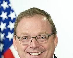 DrKnow4_0's tweet photo. By the looks of it, can anyone please point out any appreciable difference between Republican countrymen-in-arms Kevin "Smugly" Hassett and Adam Dean Hoffman? Could they actually, in the  MAGA universe, be one and the same person?  Moreover, is the truth even remotely possible? https://t.co/KyhSZwUt3A