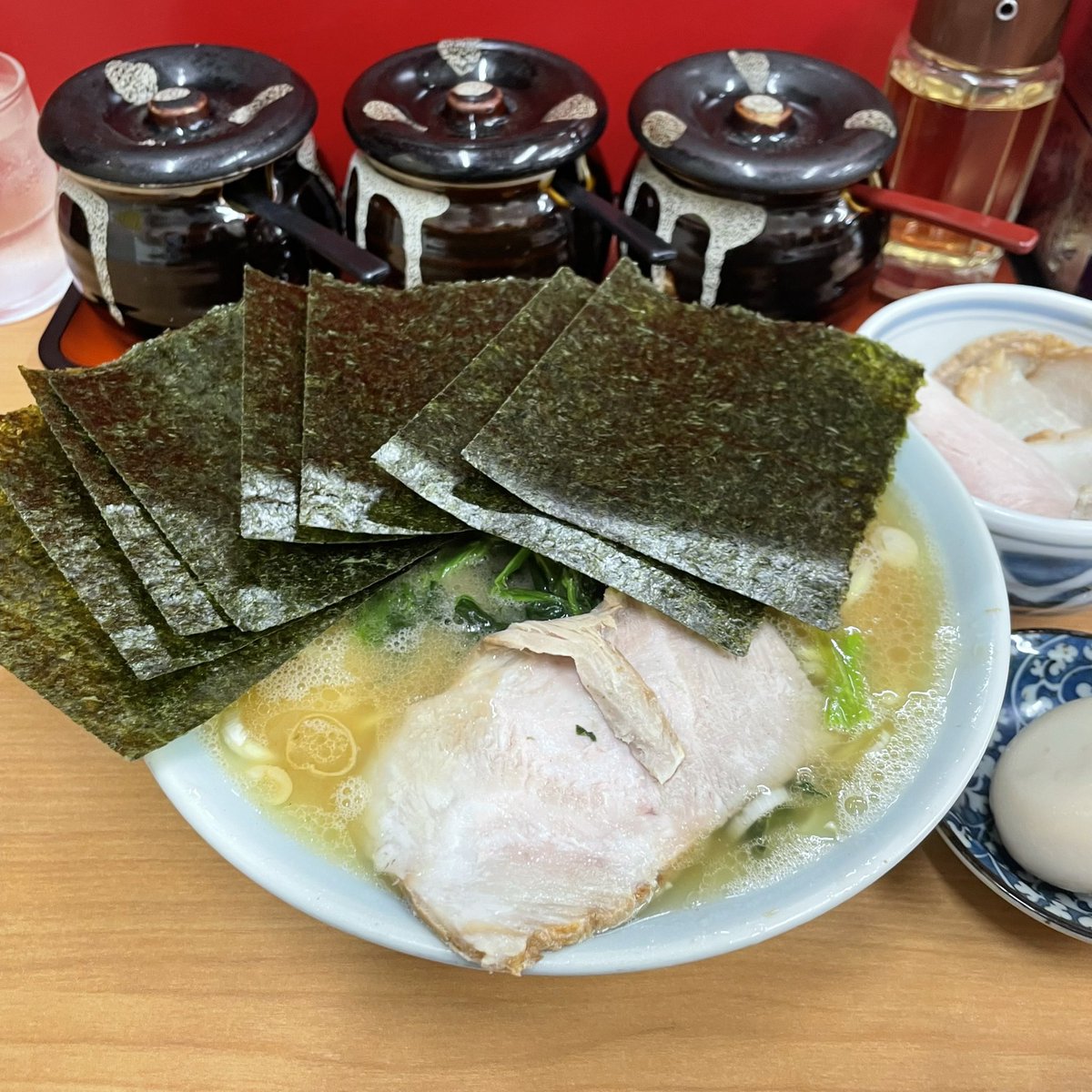 2Tsumix2's tweet photo. 今週のお仕事前のチカラ飯💪
#千葉家
いつもの固め海苔玉子チャーシューでキメる⚡️🤩
ごちそうさまでした😋今日もガチウマ👍💯 https://t.co/ZqgcJ6z0Gb