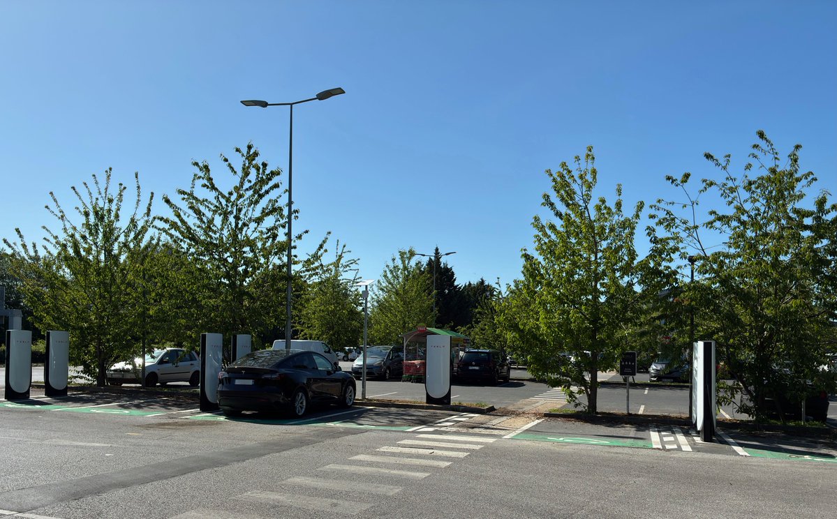 Tesla Charging tweet media