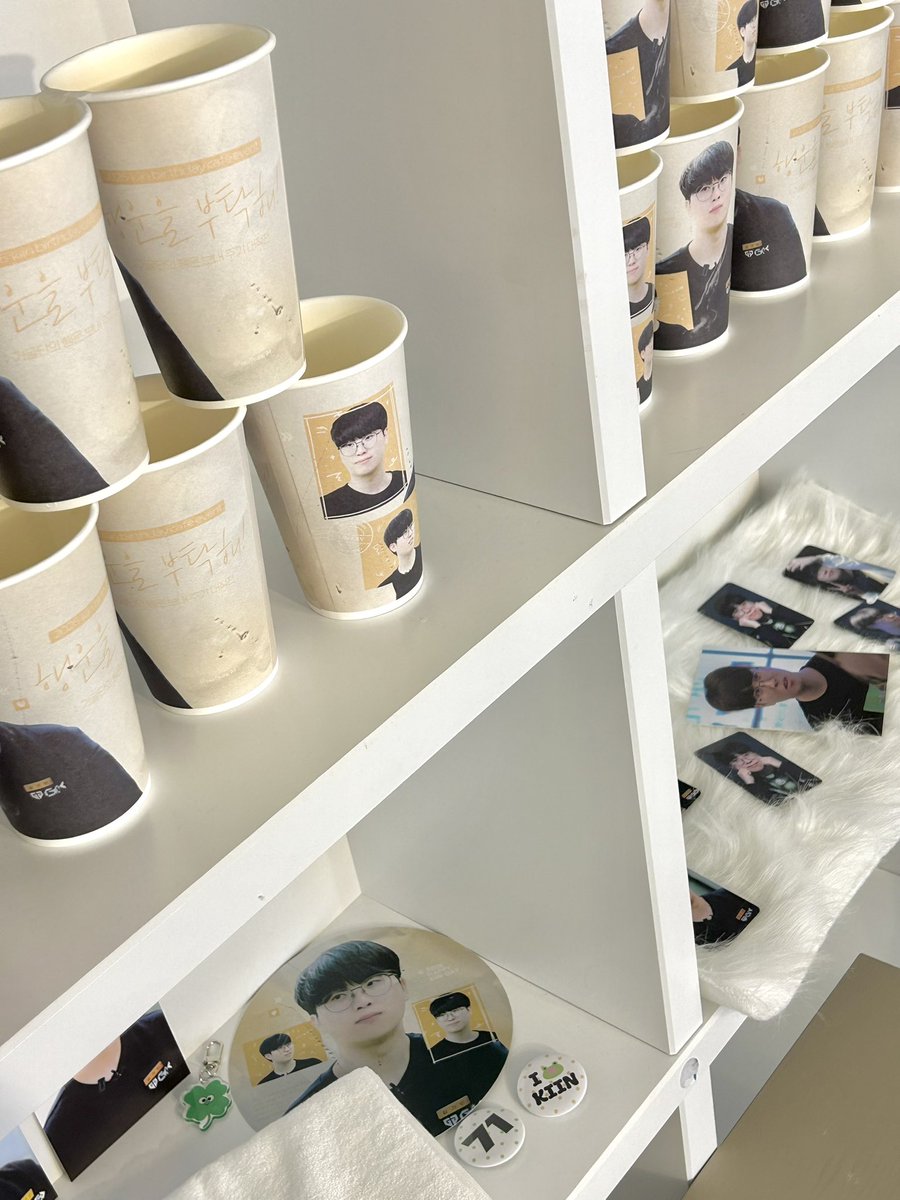 cafe_DMF's tweet photo. ❝ ᴅᴍғ , nσw ꕤ ❞

오늘부터 5월 28일까지
#젠지 #GenG #기인 #KIIN 선수님의
생일 카페를 운영합니다 ʕ”̮ॽु⋆⁺₊⋆💫
 
카페에서 특별한 하루를 만끽해봐요 💭💛

#기인의_앞날에_행운을_부탁해
#HAPPY_KIIN_DAY 

#카페대관 #무료대관 #이벤트대관 #생일카페
#생카대관 #생일카페대관 #강남생카 https://t.co/7P5q1wC7D8