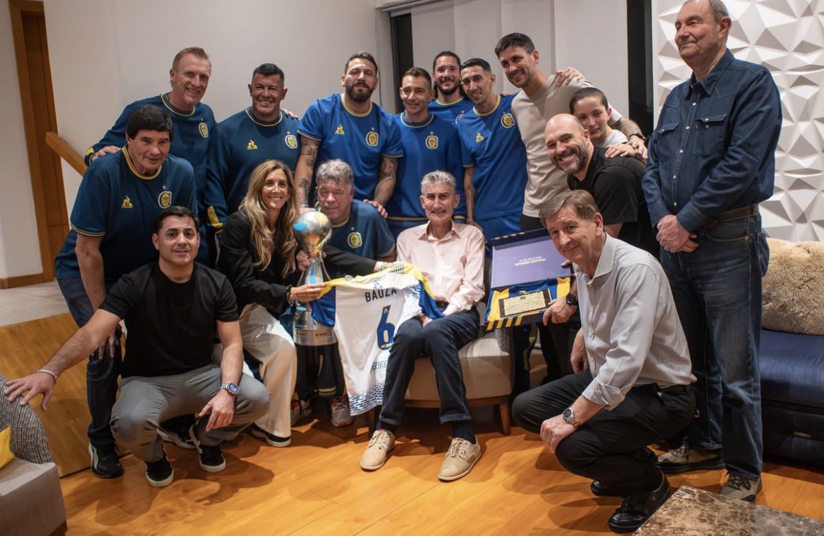 chipilaso93's tweet photo. ¡Sentido de pertenencia y agradecimiento eterno! La delegación de @RosarioCentral visitó a Edgardo ‘Patón’ Bauza en su casa en Quito y aprovechó para homenajearlo, un día antes de su duelo ante IDV.

Un gesto hermoso, para un símbolo de la historia del cuadro canalla. 🔵🟡 https://t.co/h2miemKlvz