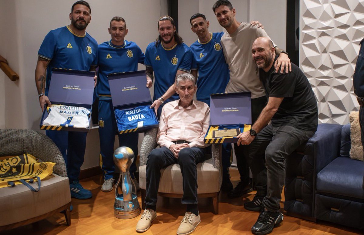 chipilaso93's tweet photo. ¡Sentido de pertenencia y agradecimiento eterno! La delegación de @RosarioCentral visitó a Edgardo ‘Patón’ Bauza en su casa en Quito y aprovechó para homenajearlo, un día antes de su duelo ante IDV.

Un gesto hermoso, para un símbolo de la historia del cuadro canalla. 🔵🟡 https://t.co/h2miemKlvz