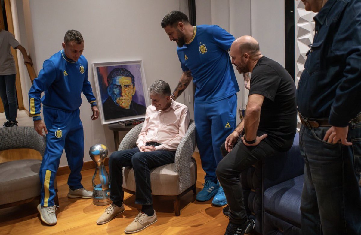 chipilaso93's tweet photo. ¡Sentido de pertenencia y agradecimiento eterno! La delegación de @RosarioCentral visitó a Edgardo ‘Patón’ Bauza en su casa en Quito y aprovechó para homenajearlo, un día antes de su duelo ante IDV.

Un gesto hermoso, para un símbolo de la historia del cuadro canalla. 🔵🟡 https://t.co/h2miemKlvz