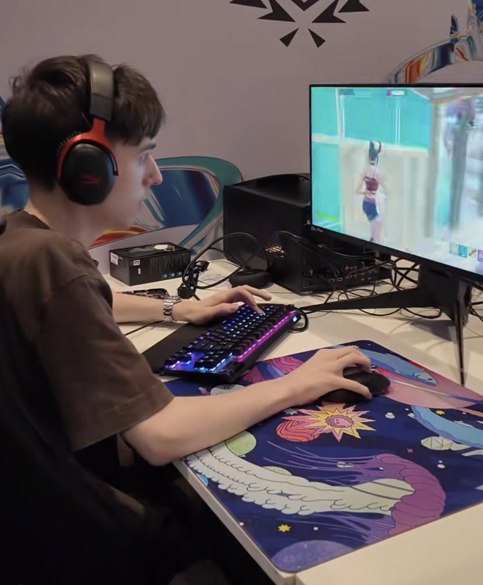 spritekbm's tweet photo. Peterbot’s new lan setup😮

new mousepad and a different colored mouse and a iced out watch 😳 https://t.co/2tSUYB1qUE
