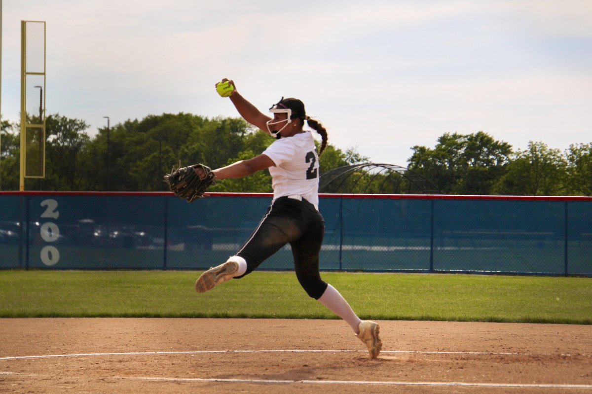FriarSoftball's tweet photo. Sectional Semifinal dub👏🏽. Proud of this group for applying pressure and making adjustments to get on the board and then finish it in the 5th. One more earned opportunity ahead👏🏽 Stay hungry. Stay humble. Back to work🫡 and thank you to ‘24 Friar Softball Alumn @ryleegraves for taking such great pictures🙏🏽🫵🏽🫶🏽📸. #FriarPride #PlayWithPurpose #PrideAllGame @FenwickAD 

G. Pescatore: 2-4, 2B, 2 RBI, SB
E. Brady: 2-3, 2B, RBI, SB
S. Leonardi: 2-3
A. Purta: 1-4, 2B, RBI
J. Rossi: 1-3, 2 RBI
H. Smith-Young: 3-3, 2B, 3 RBI, SB, HR💥
S. Kateeb: 1-2, RBI; ⭕️5 IP, 1 H, 0 R, 5 Ks