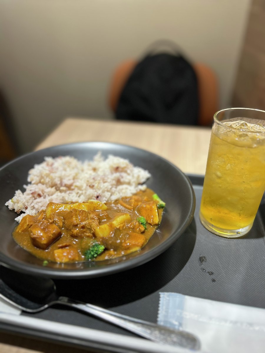 BecksShop's tweet photo. 「あと一踏ん張り…！」そんな時は、
ベックス自慢のポークカレーがおすすめ。🍛

スパイスの香りが食欲をそそり、
ゴロッとしたお肉が元気をくれます。
しっかり食べて、午後のタスクも乗り越えましょう！🔥

#ベックスコーヒー #カレーランチ #ポークカレー https://t.co/Plno5FZ0MT