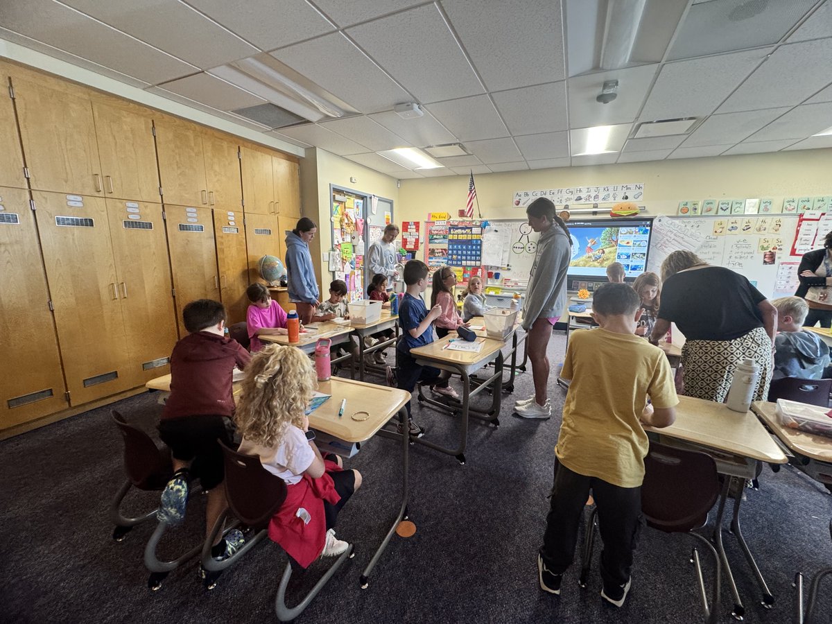 mrsgoodgps's tweet photo. High School Key Club members + first graders= community service project! https://t.co/ZY44p51Jnu
